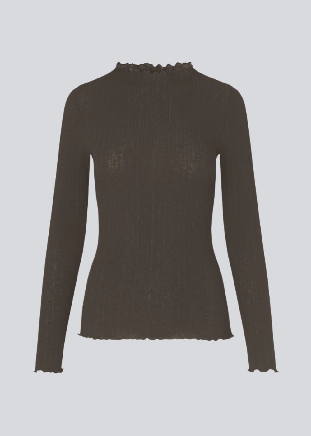 Tight-fitted, long sleeved t-shirt in brown in the color espresso with ruffled trimmings on sleeves, at the neck and bottom. Oasis t-neck fits perfectly as a basic style in the wardrobe. The model is 173 cm and wears a size S/36 in black