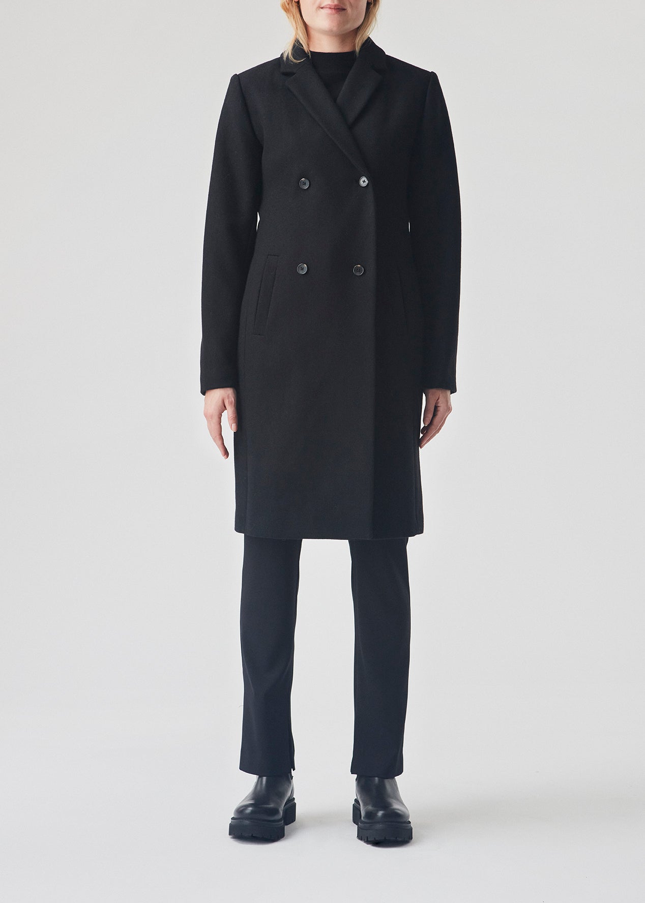 Beautiful, knee-length wool coat in black. Odelia coat is closed at front by 4 buttons and is fitted around the waist, which gives a feminine look. Because of the high content of wool the jacket will be perfect for fall and the mild winters.
