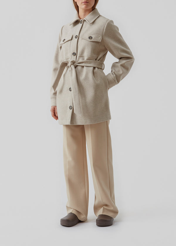 Olivia coatigan has a voluminous fit, but the tiebelt at the waist adds a feminine detail. This coatigan cuts just below the hip, which makes it easy to use as an overshirt or a light jacket. The model is 173 cm and wears a size S/36