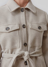 Olivia coatigan has a voluminous fit, but the tiebelt at the waist adds a feminine detail. This coatigan cuts just below the hip, which makes it easy to use as an overshirt or a light jacket. The model is 173 cm and wears a size S/36