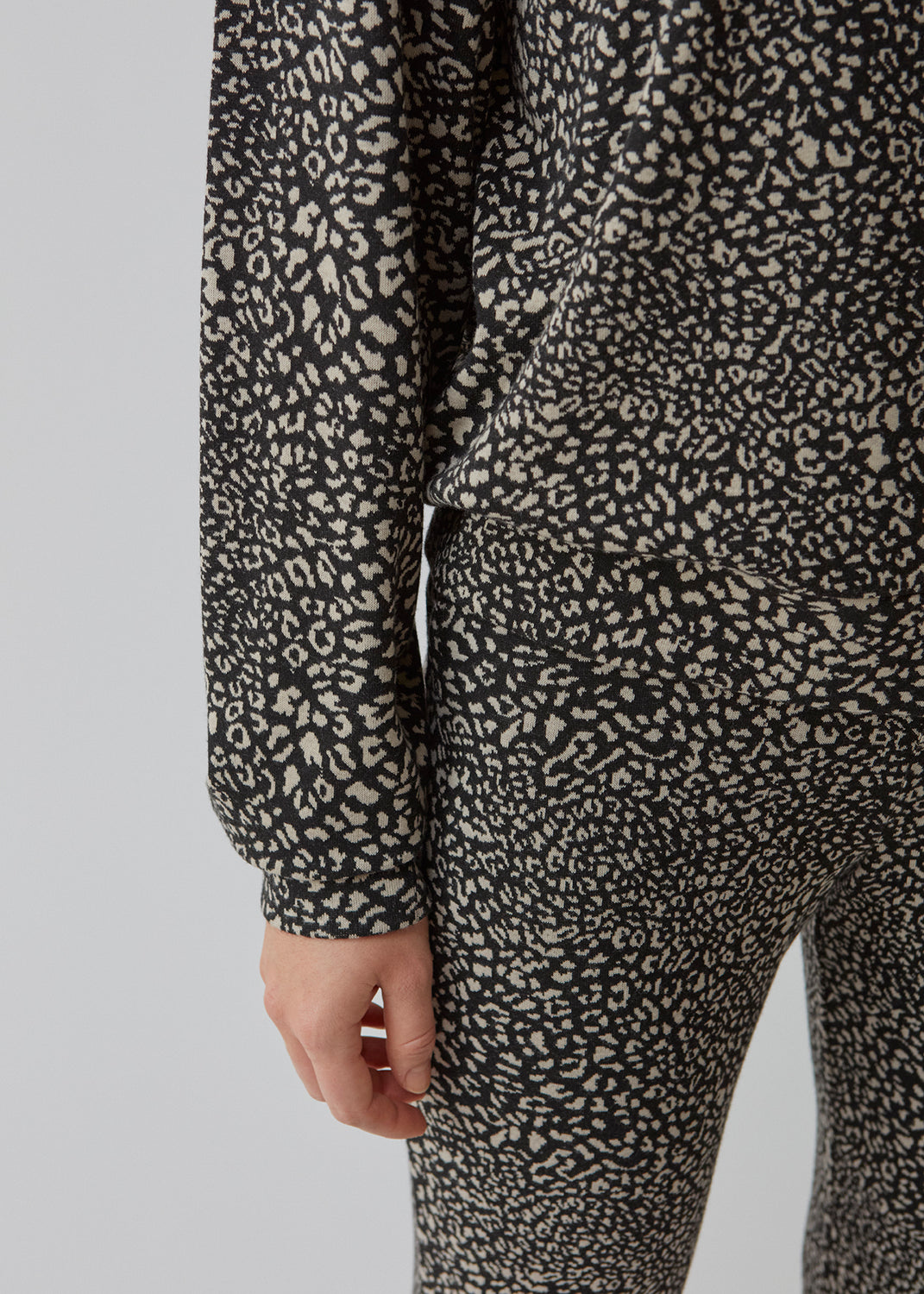 Relaxed sweatshirt in a loose silhouette. Omari sweatshirt has a round neck and long sleeves. Wear a soft and stretchy material from head to toe with the matching pants.