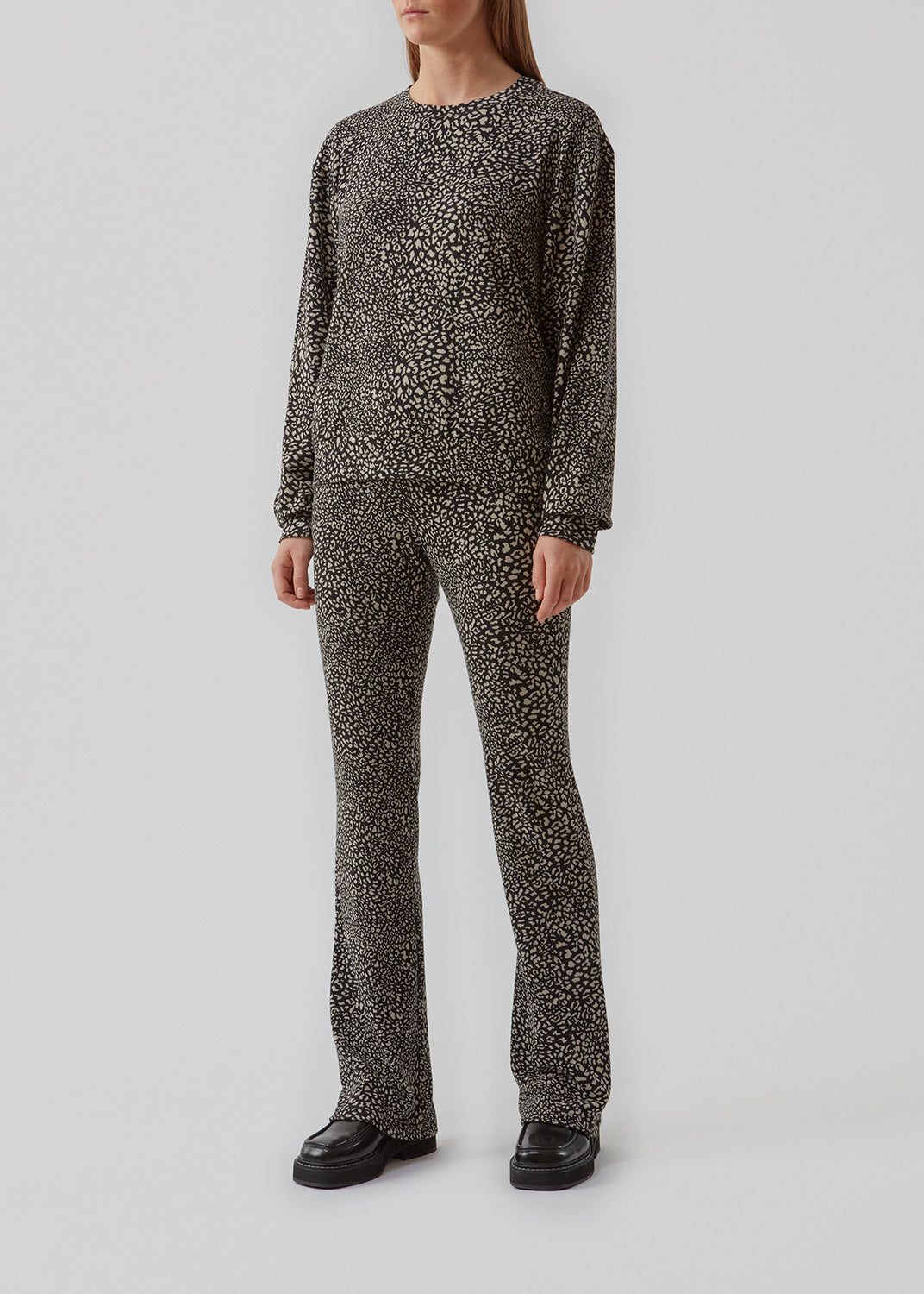 Relaxed sweatshirt in a loose silhouette. Omari sweatshirt has a round neck and long sleeves. Wear a soft and stretchy material from head to toe with the matching pants.