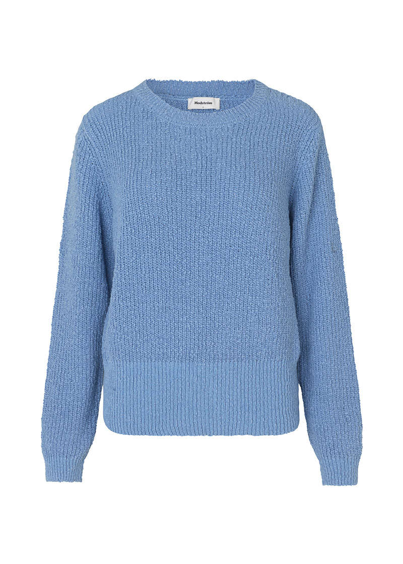 Omen o-neck is a classic sweater in a breezy cotton quality.The fit is relaxed with a round neckline and long sleeves. Ribbed trimmings at neck, sleeves and body.