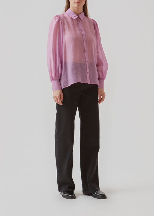 Classic shirt in a purple, light and airy material. Oskar shirt has a relaxed fit with voluminous balloon sleeves finished with a wide cuff. The shirt is a bit sheer for an ultra-feminine expression.