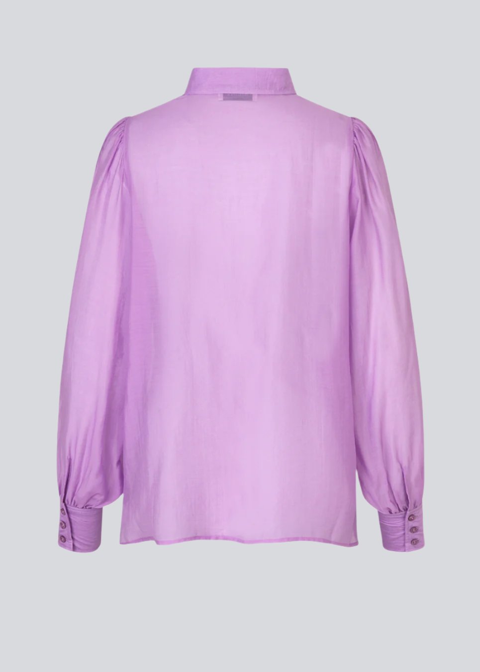 Classic shirt in a purple, light and airy material. Oskar shirt has a relaxed fit with voluminous balloon sleeves finished with a wide cuff. The shirt is a bit sheer for an ultra-feminine expression.