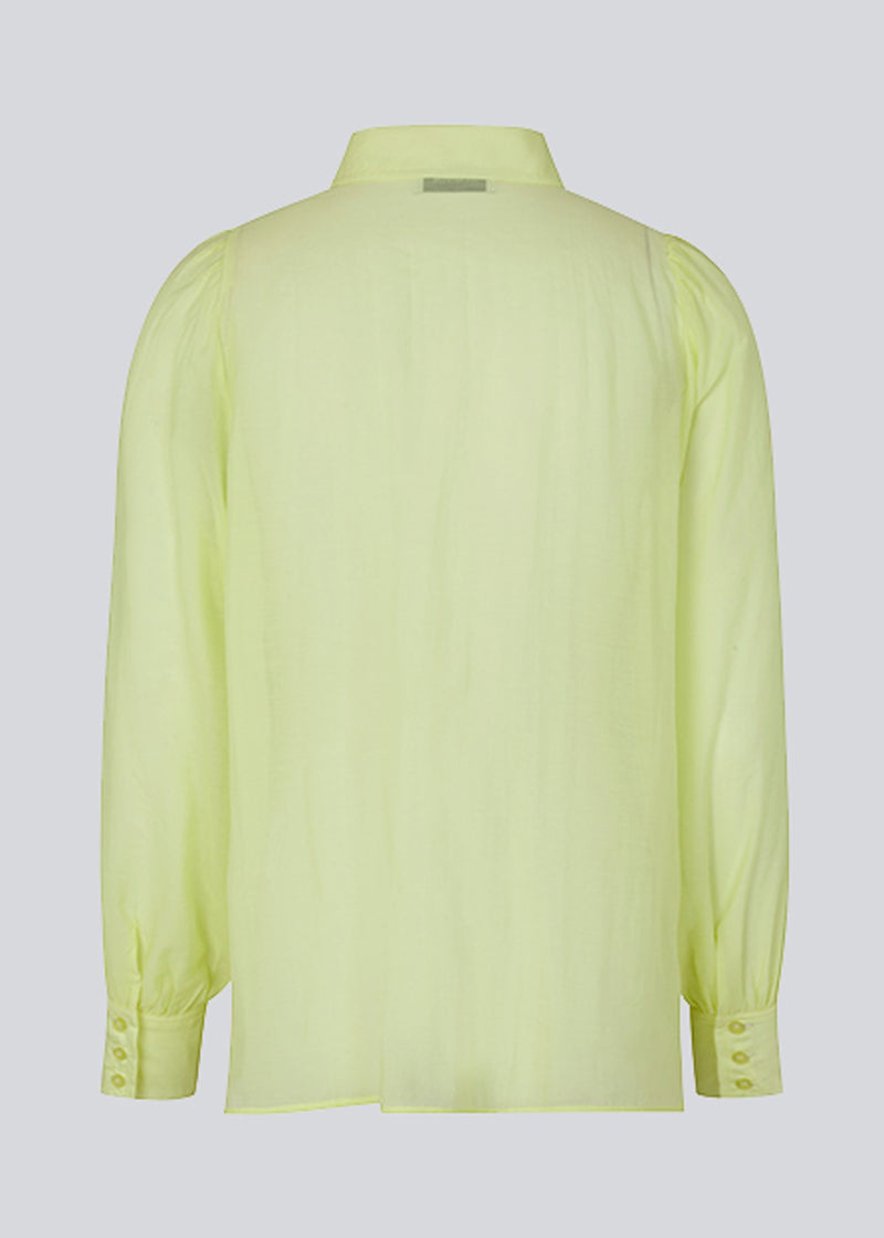 Classic shirt in yellow in a light and airy material. Oskar shirt has a relaxed fit with voluminous balloon sleeves finished with a wide cuff. The shirt is a bit sheer for an ultra-feminine expression.