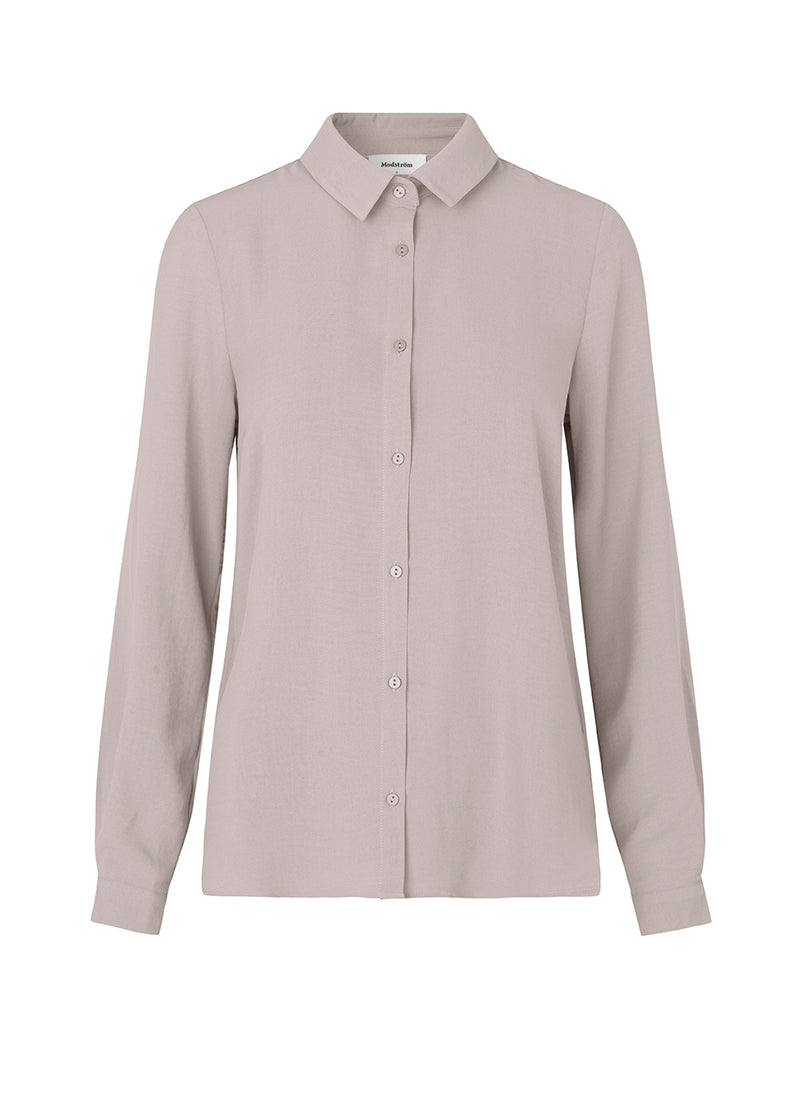 Classic shirt in a loose and relaxed silhouette. Ossa shirt has a small collar, slim cuff and buttons in a matching colour for a sleek design. The model is 173 cm and wears a size S/36 in blue