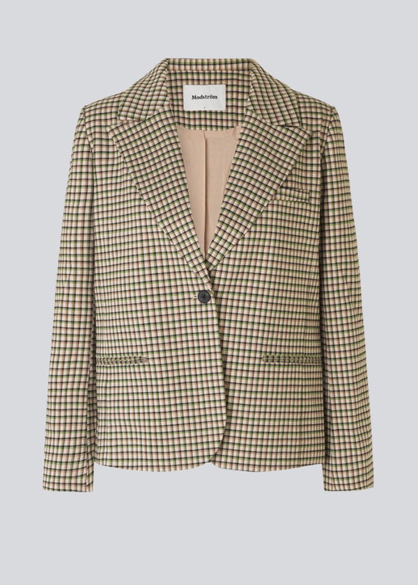 Boyfriend blazer in checked pattern. Osvald blazer is single-breasted and has a wide revers, detailed with two pockets. Style the blazer with the pants to complete the look.