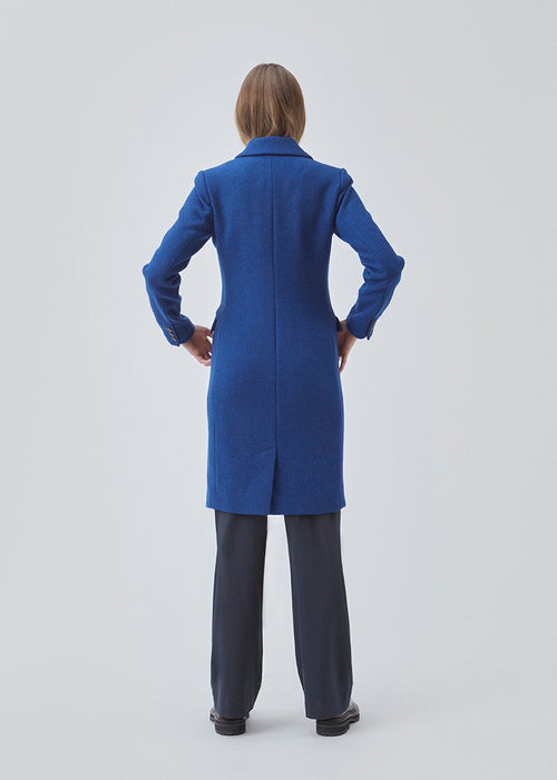 Beautiful, long wool coat in blue. Pamela coat is closed by 3 big buttons at front and is waisted, which gives a feminine look. Because of the high content of wool you will be able to keep warm all through fall and the mild winters.