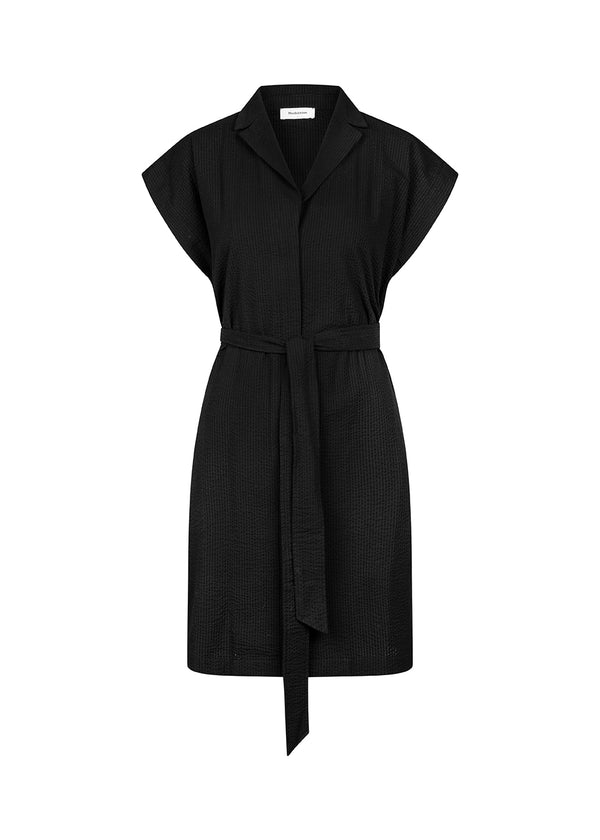 Panne dress in Black is a cotton dress with a beautiful silhouette. The dress features a nice collar, tieband and a sleeveless design with wide shoulders. The model is 173 cm and wears a size S/36