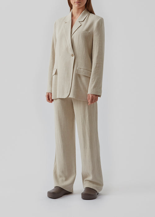Blazer in a voluminous fit with an asymmetrical look. Park blazer in Cream Milk is made from an airy linen quality, which is easy to style with the matching pants or over a dress on a summer evening.