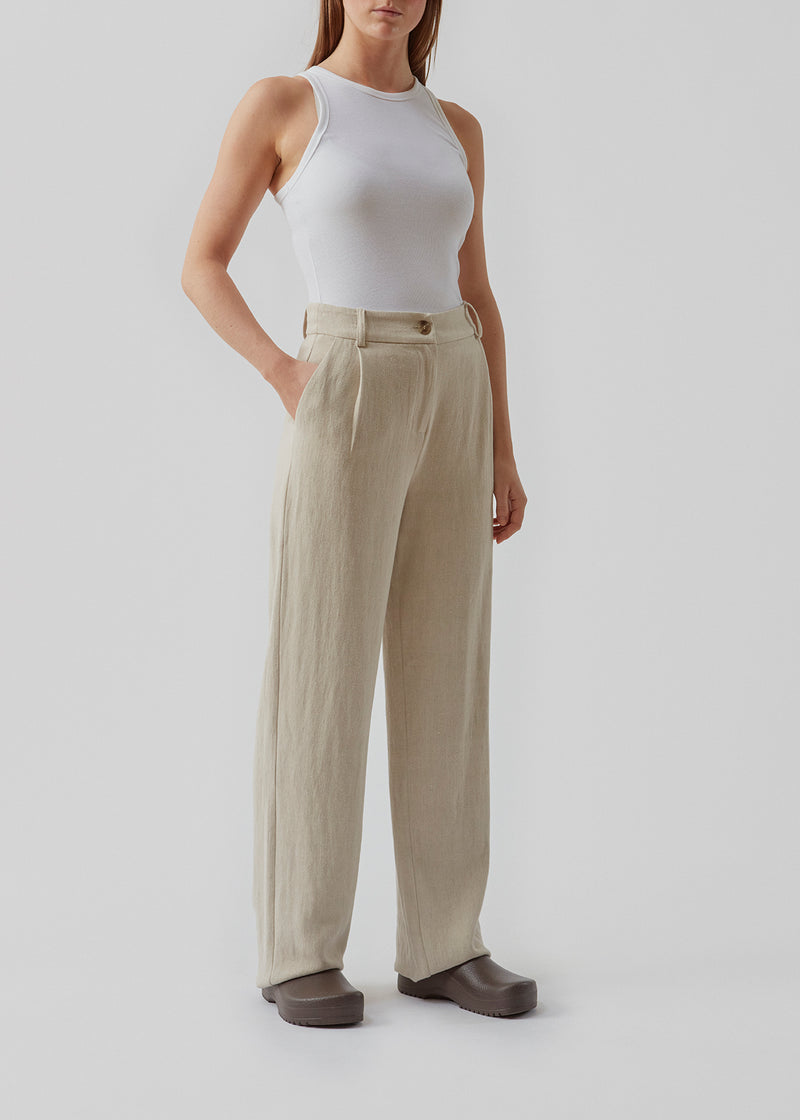 Pants with a straight fit in an airy linen quality. Park pants have a classic suit pants look, that can be enhanced by the matching blazer. The model is 173 cm and wears a size S/36