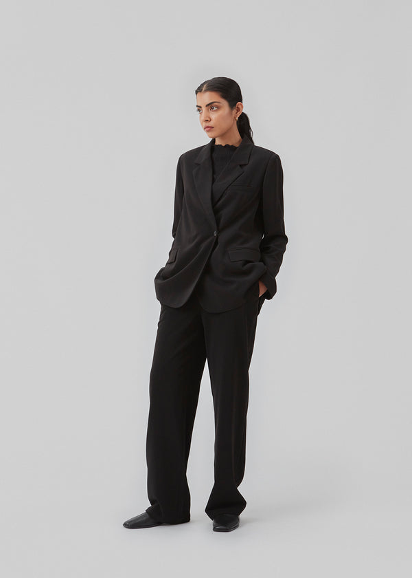 Blazer with an oversize fit and an asymmetrical look. PerryMD blazer is designed in a light material, which is easy to style with matching pants or over a dress on a summer evening.  Buy matching pants to complete the look: PerryMD pants.