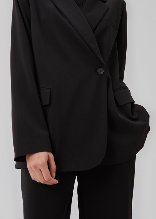 Blazer with an oversize fit and an asymmetrical look. PerryMD blazer is designed in a light material, which is easy to style with matching pants or over a dress on a summer evening.  Buy matching pants to complete the look: PerryMD pants.