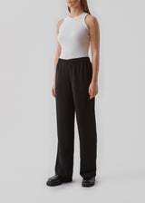 Pants in a simple design with wide legs. Perry pants have pockets at side seam and an elasticated waistline for a comfortable fit. The model is 173 cm and wears a size S/36
