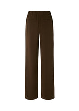 Pants in dark brown in a simple design with wide legs. Perry pants have pockets at side seam and an elasticated waistline for a comfortable fit. The model is 173 cm and wears a size S/36