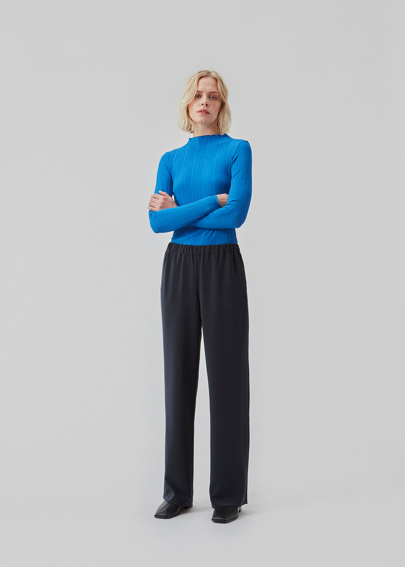 Pants in navy blue in a simple design with wide legs. Perry pants have pockets at the side seam and an elasticated waistline for a comfortable fit. The model is 177 cm and wears a size S/36 in black.  Shop a matching blazer to complete the look: PerryMD blazer.