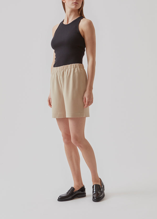 Shorts in a simple design with wide legs. PerryMD shorts have slanted pockets at the side and an elasticated waist for a comfortable fit. The model is 173 cm and wears a size S/36