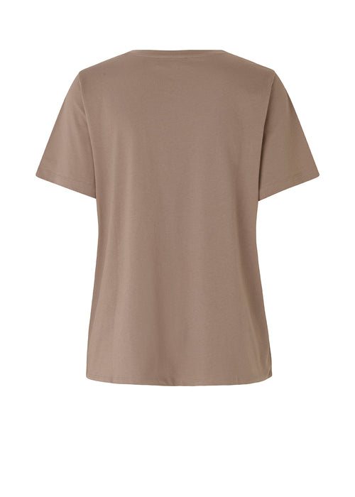 Light-weight t-shirt in a spacious silhouette with a v-neckline and short sleeves. Pia t-shirt in the coulor Mountain Trail is made from 100% organic cotton.