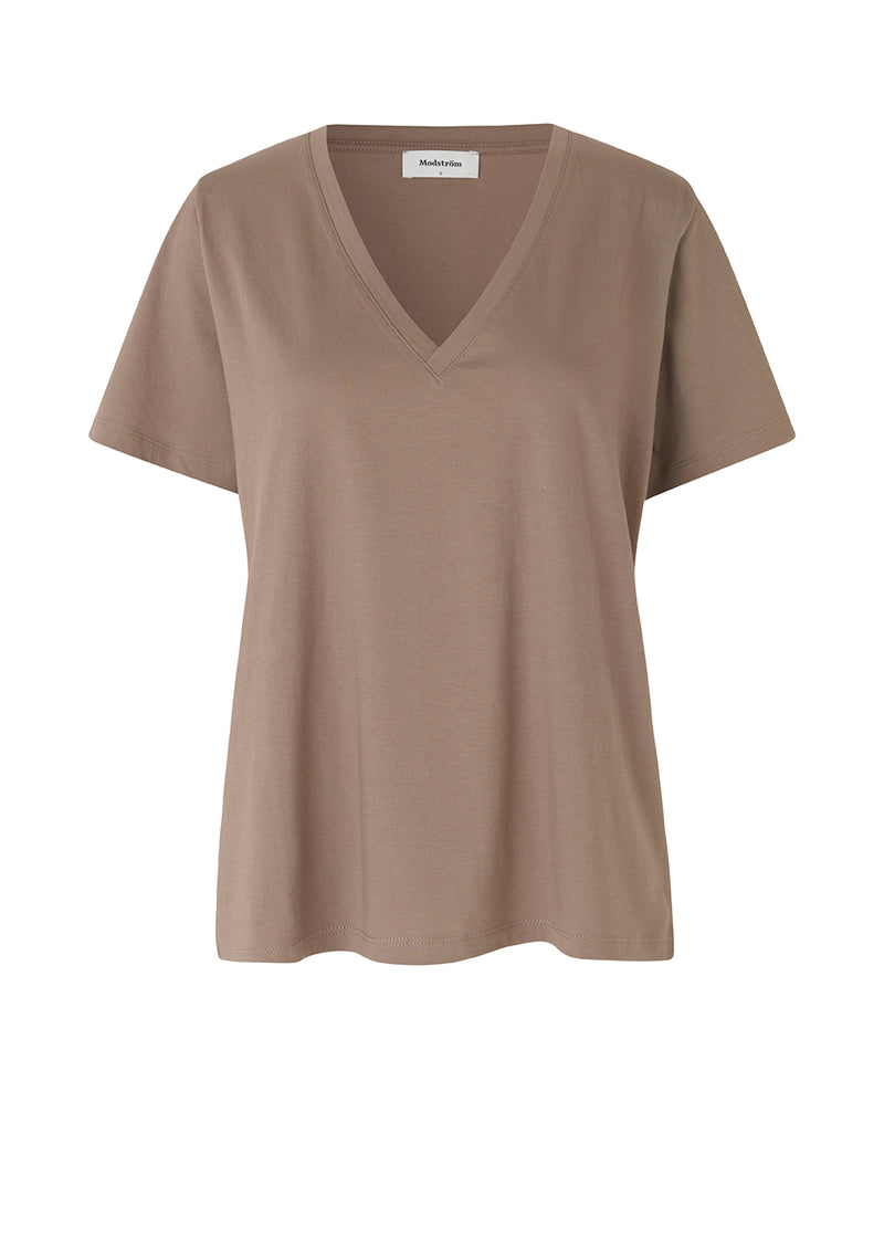 Light-weight t-shirt in a spacious silhouette with a v-neckline and short sleeves. Pia t-shirt in the coulor Mountain Trail is made from 100% organic cotton.