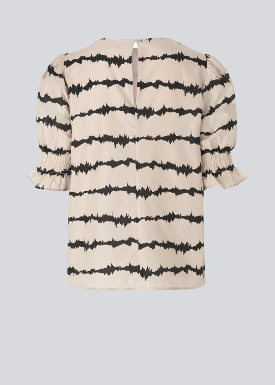 Poem print top features a voluminous fit with short puff sleeves with a smock detail. The tie dye print is made from a responsible cotton. The top has a small button closure on the back. The model is 173 cm and wears a size S/36