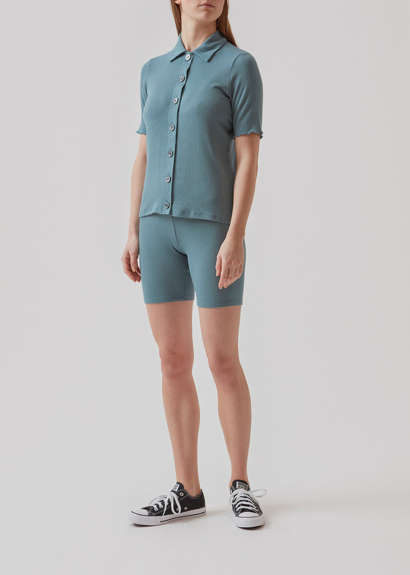 Slim-fitted shorts in a soft quality. RahimMD shorts fit perfectly with the matching top: RahimMD t-shirt. The model is 173 cm and wears a size S/36.