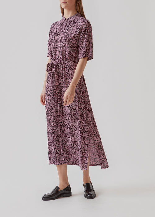 Shirt dress with short, wide sleeves. RaidaMD dress features a long skirt with slits and a tieband at waist. The dress is detailed with a collar and buttons in front. The model is 173 cm and wears a size S/36