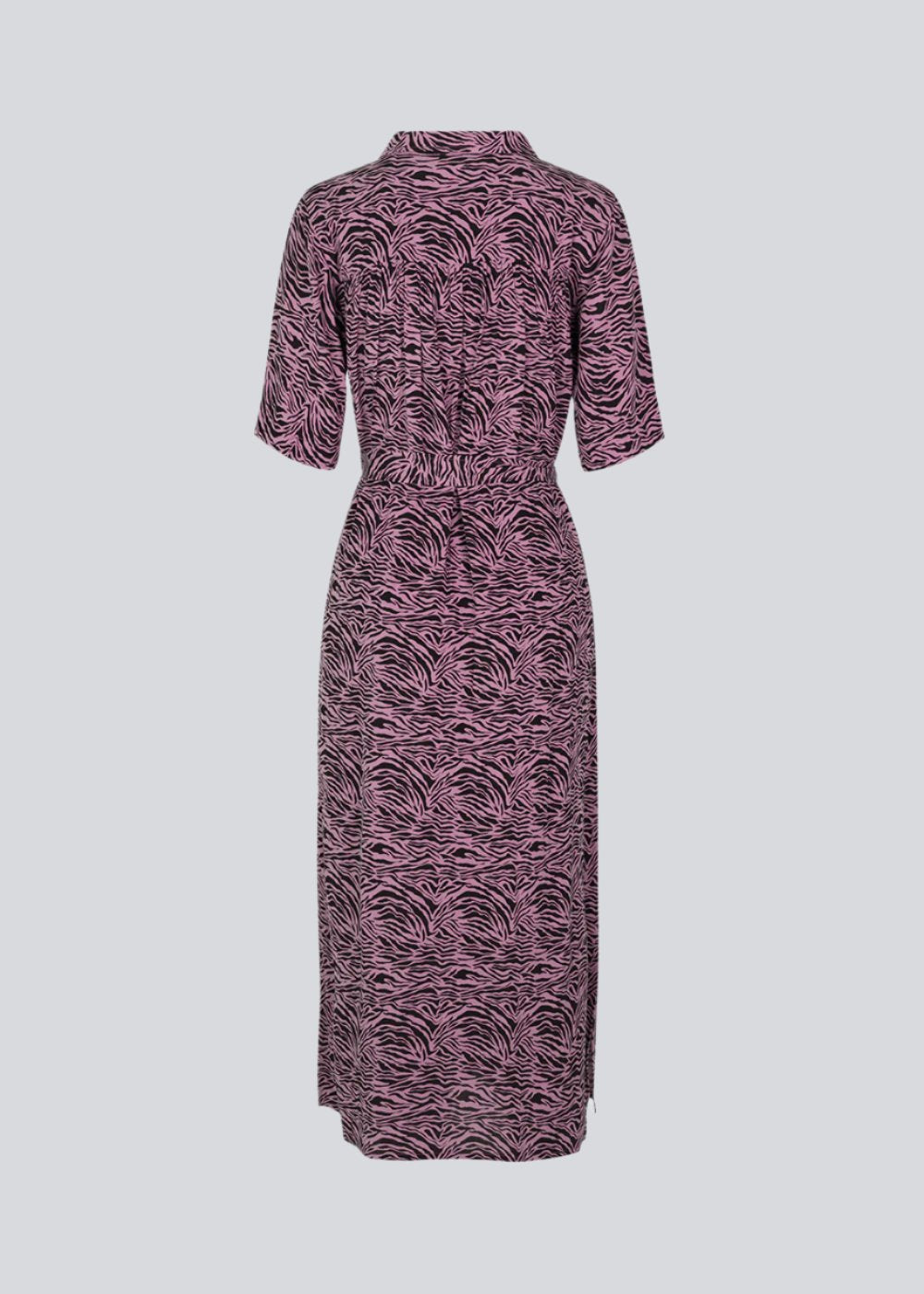 Shirt dress with short, wide sleeves. RaidaMD dress features a long skirt with slits and a tieband at waist. The dress is detailed with a collar and buttons in front. The model is 173 cm and wears a size S/36