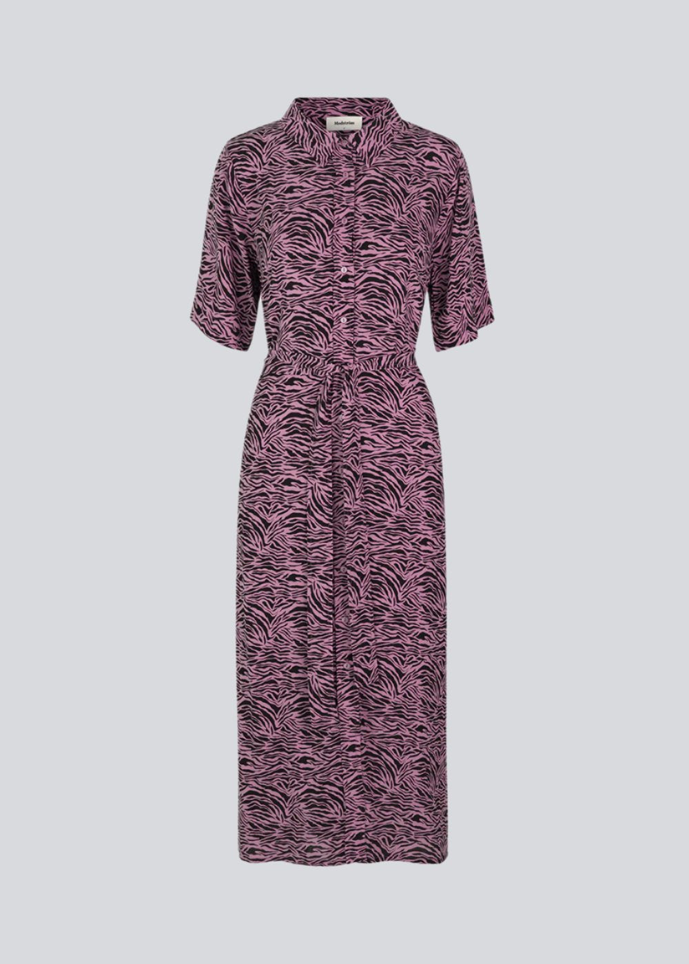 Shirt dress with short, wide sleeves. RaidaMD dress features a long skirt with slits and a tieband at waist. The dress is detailed with a collar and buttons in front. The model is 173 cm and wears a size S/36