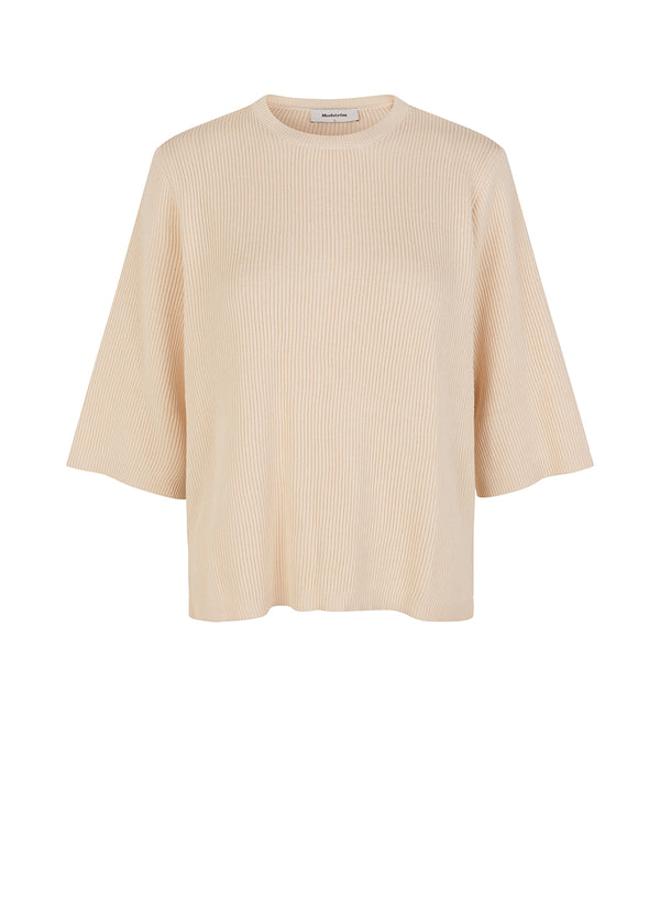 RasmineMD o-neck in the color Off White is a ribknitted cotton jumper featuring a relaxed fit and round neckline. The sleeves are 3/4 length and wide. The model is 173 cm and wears a size S/36