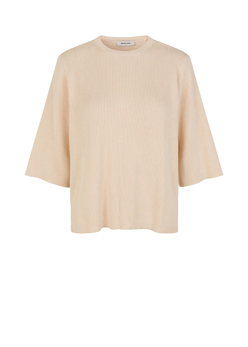 RasmineMD o-neck in the color Off White is a ribknitted cotton jumper featuring a relaxed fit and round neckline. The sleeves are 3/4 length and wide. The model is 173 cm and wears a size S/36