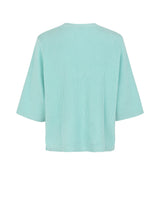 RasmineMD o-neck is a ribknitted cotton jumper featuring a relaxed fit and round neckline. The sleeves are 3/4 length and wide. 