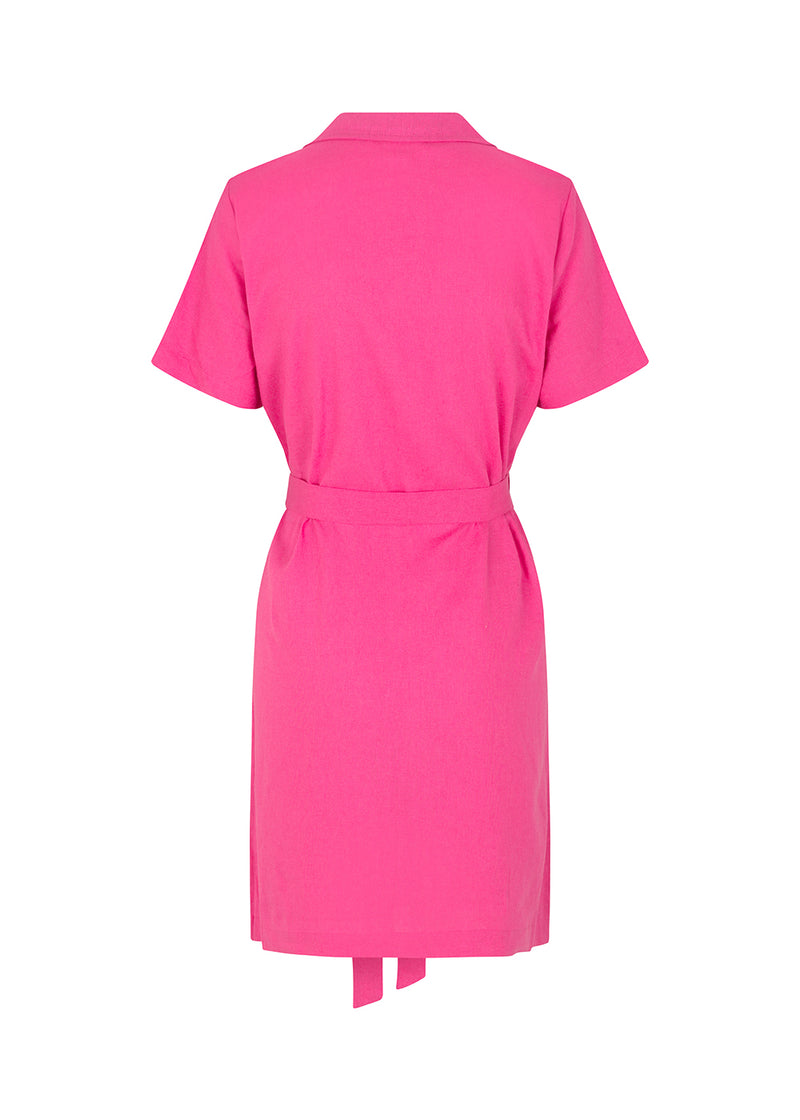 Mid-length dress with short sleeves, collar, and v-neckline. RayaMD dress buttons at the front. The tie belt at the waist adds shape to the design. The model is 173 cm and wears a size S/36
