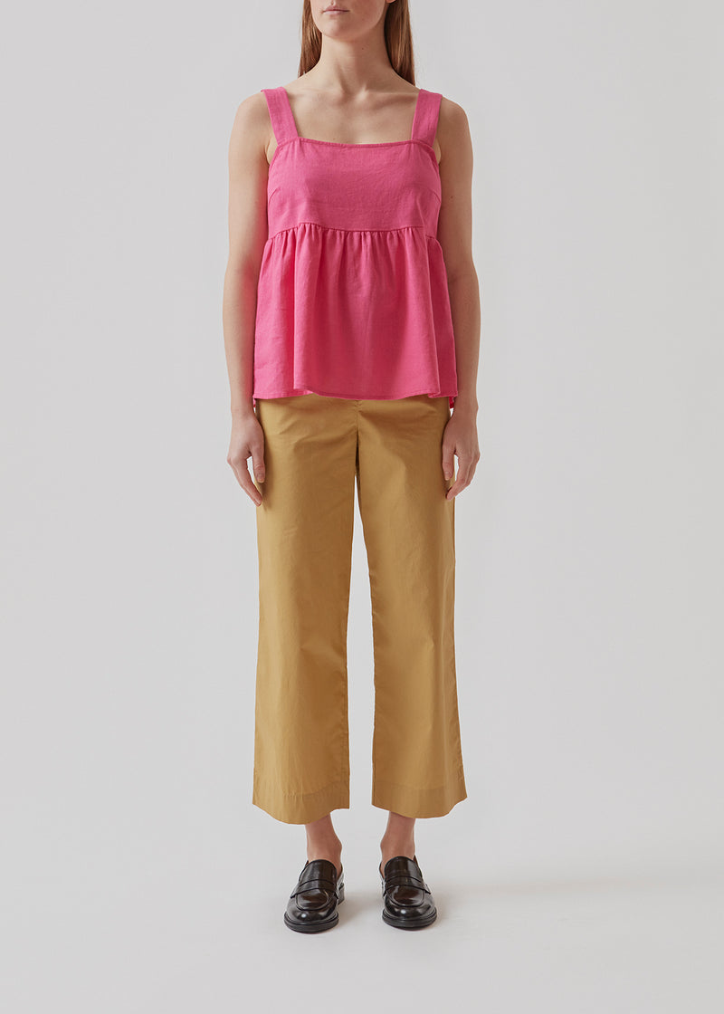 Flared top in pink with cutline at the waist and wide shoulder straps. RayaMD is made from a light and airy linen quality. The model is 173 cm and wears a size S/36.  Buy matching shorts: RayaMD shorts in pink.