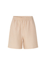 Relaxed shorts in beige in a structured check quality. RimmeMD shorts have an elasticated waist, side pockets and a decorative fake pocket on the back. The model is 173 cm and wears a size S/36.