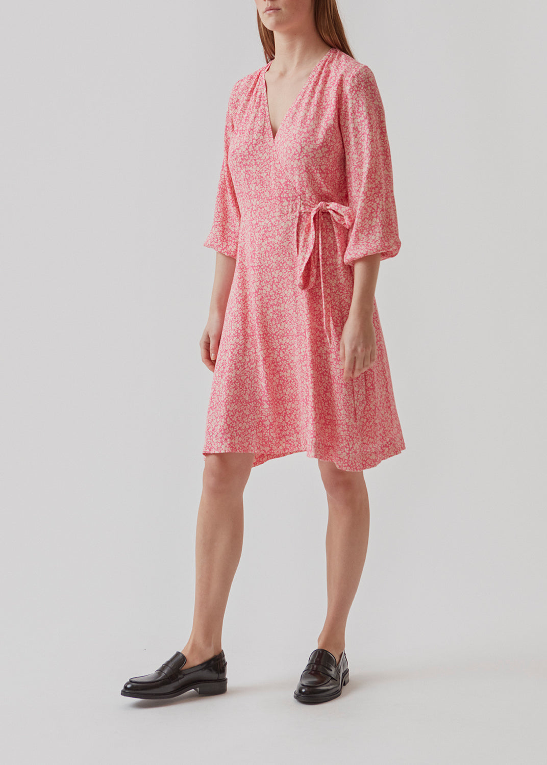 Beautiful wrap dress in pink with print. RinnaMD print wrap dress is made in a more responsible quality and has fine details with ties and balloon sleeves.