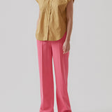 Shirt in organic cotton. RobertaMD ss shirt is sleeveless with wide shoulders, two chest pockets and a rounded edge. The back features an inverted pleat. The model is 173 cm and wears a size S/36