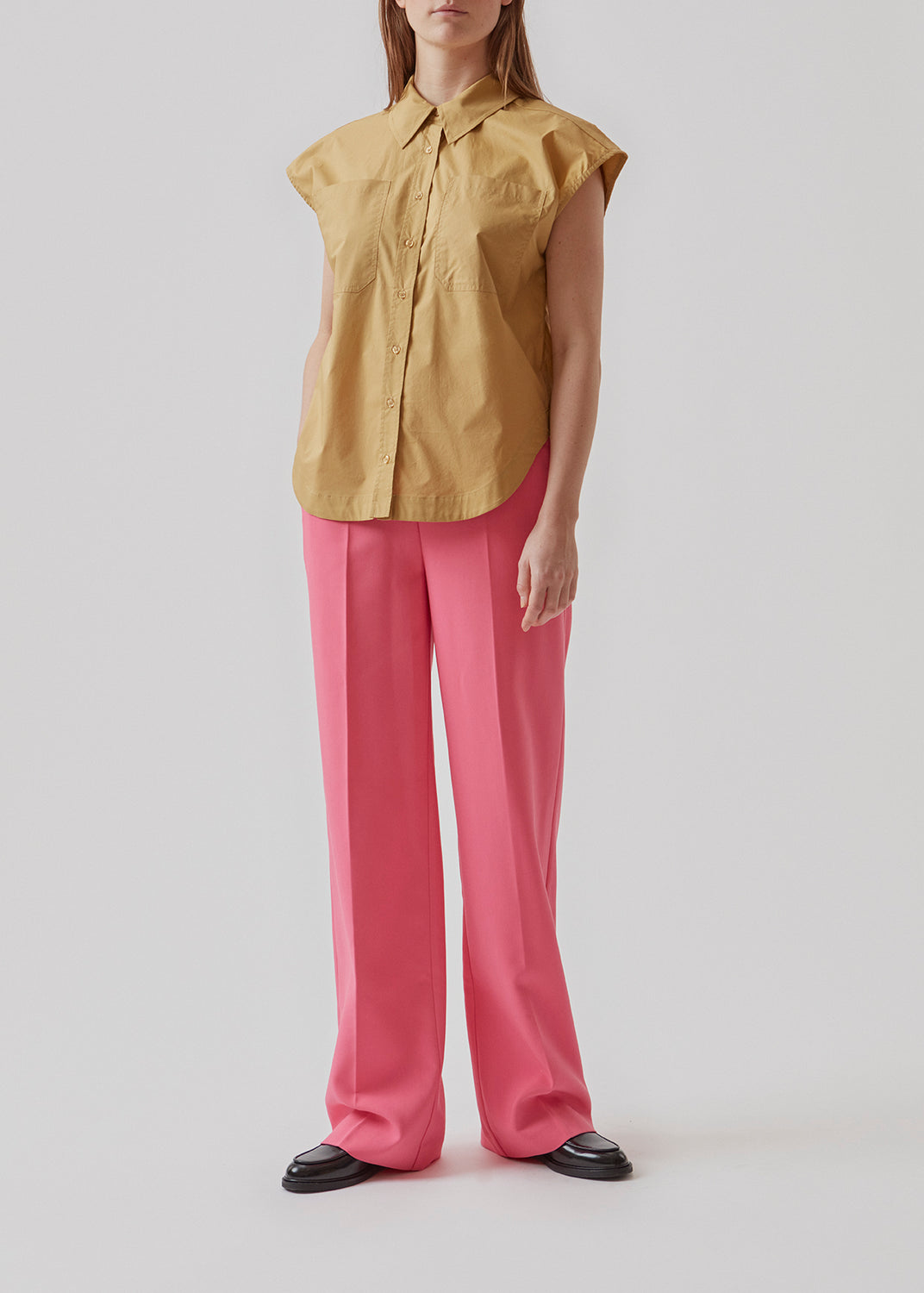 Shirt in organic cotton. RobertaMD ss shirt is sleeveless with wide shoulders, two chest pockets and a rounded edge. The back features an inverted pleat. The model is 173 cm and wears a size S/36