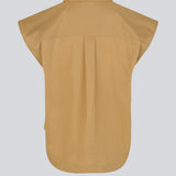 Shirt in organic cotton. RobertaMD ss shirt is sleeveless with wide shoulders, two chest pockets and a rounded edge. The back features an inverted pleat. The model is 173 cm and wears a size S/36