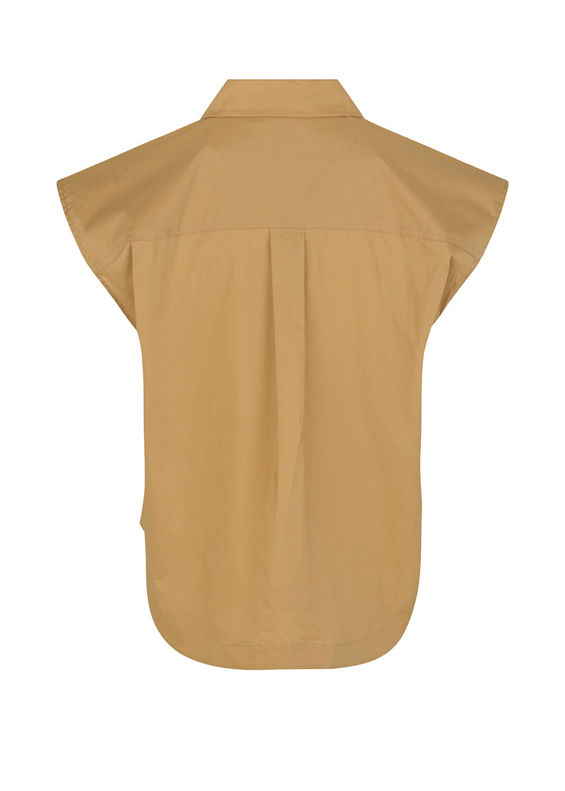 Shirt in organic cotton. RobertaMD ss shirt is sleeveless with wide shoulders, two chest pockets and a rounded edge. The back features an inverted pleat. The model is 173 cm and wears a size S/36