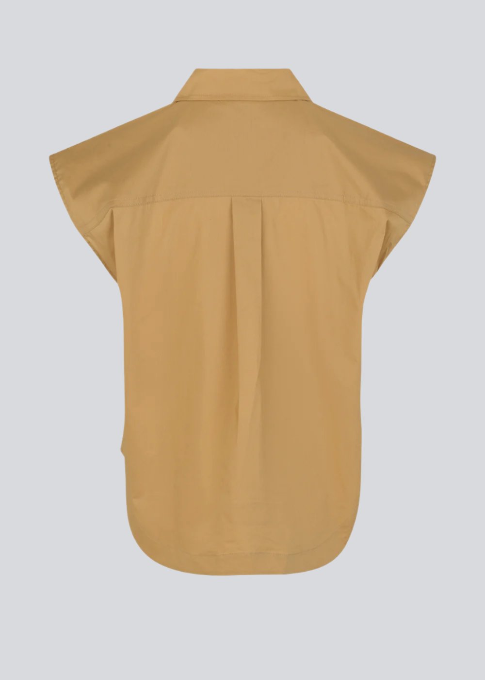 Shirt in organic cotton. RobertaMD ss shirt is sleeveless with wide shoulders, two chest pockets and a rounded edge. The back features an inverted pleat. The model is 173 cm and wears a size S/36