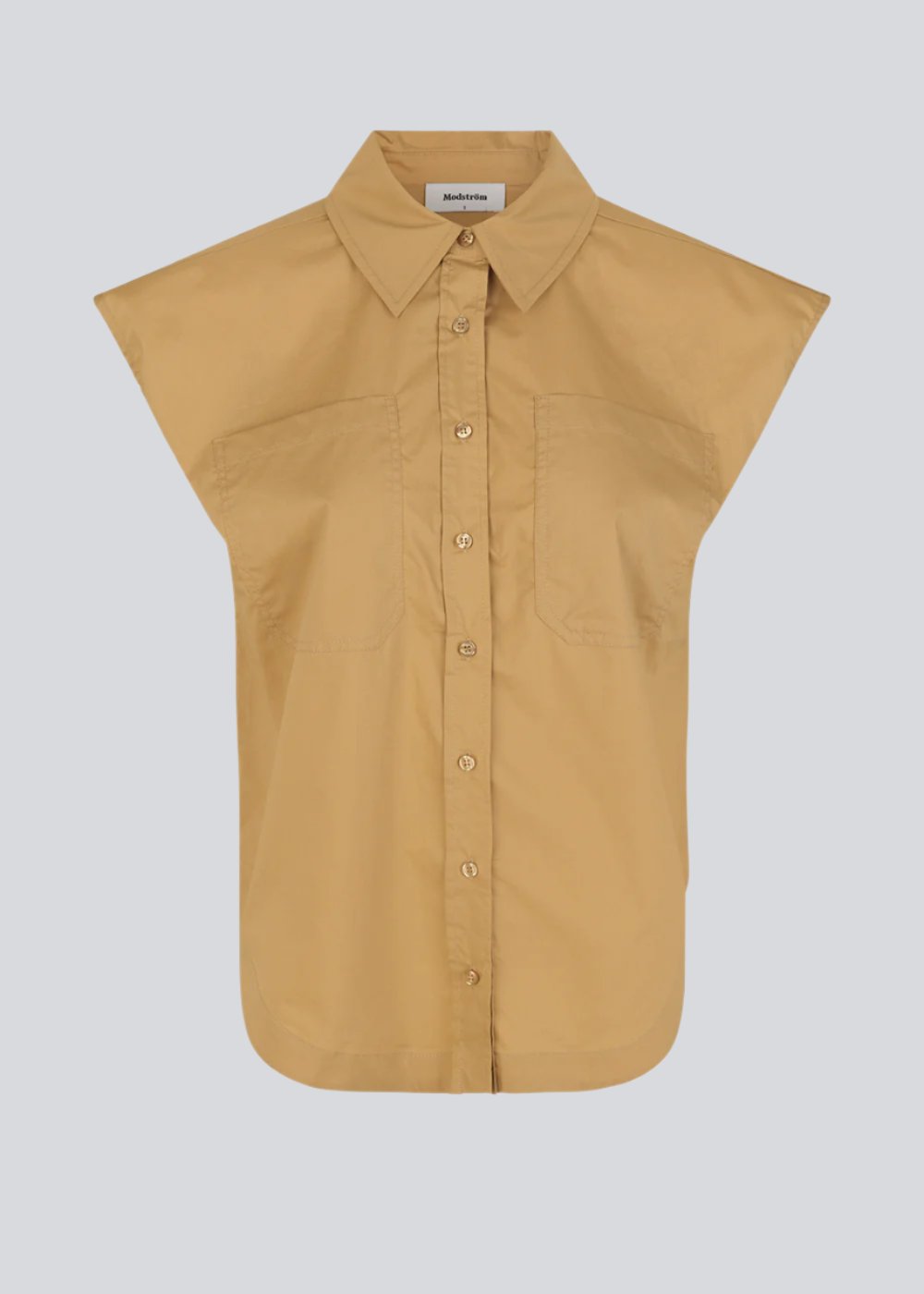 Shirt in organic cotton. RobertaMD ss shirt is sleeveless with wide shoulders, two chest pockets and a rounded edge. The back features an inverted pleat. The model is 173 cm and wears a size S/36