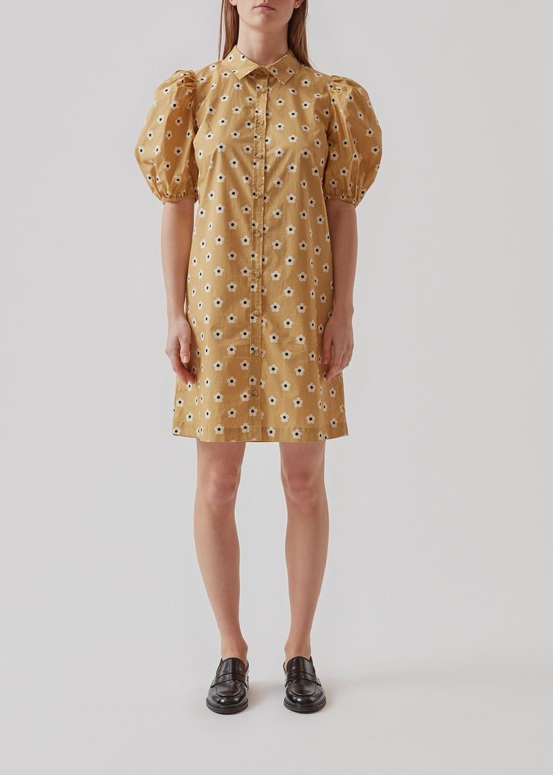 Dress in a printed organic cotton with a straight silhouette. RossaMD print dress has a collar and button closure with voluminous puff sleeves with elasticated trim. The model is 173 cm and wears a size S/36