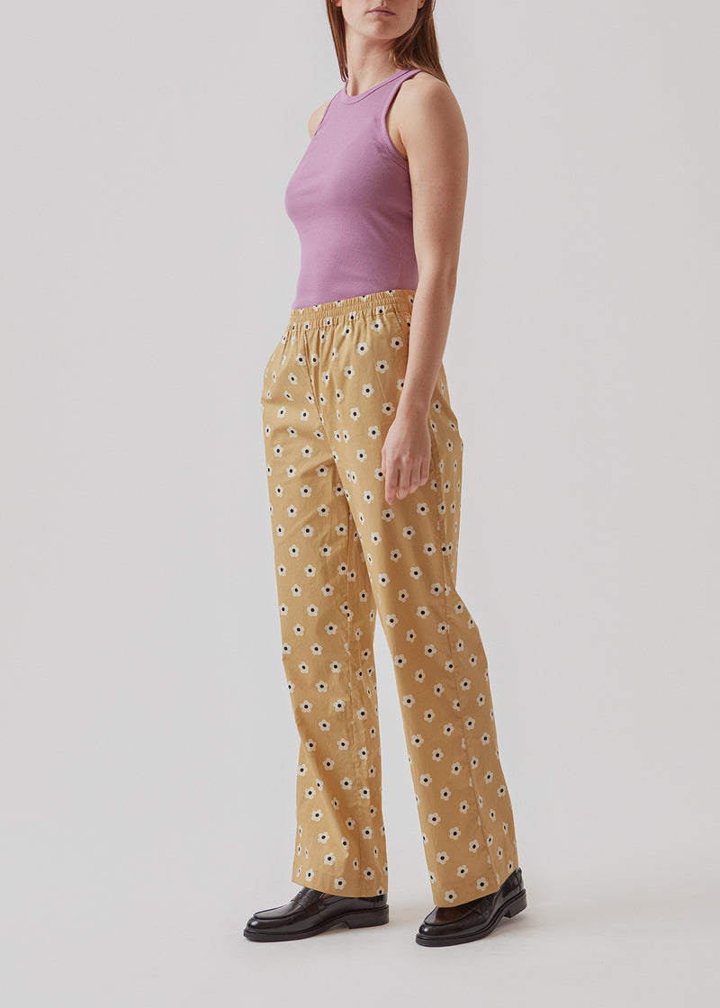 Pants with a straight, light flared leg. The waist is elasticated for extra comfort, pockets at sides, and a fake back pocket. RossaMD print pants are crafted from organic cotton. The model is 173 cm and wears a size S/36.  Complete the look with a top in the same color and print: RossaMD print top.