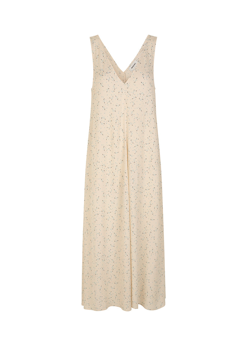 Long, sleeveless dress with wide straps and a deep v-shaped neckline on front and back. The fit is voluminous and easy to layer. The model is 173 cm and wears a size S/36
