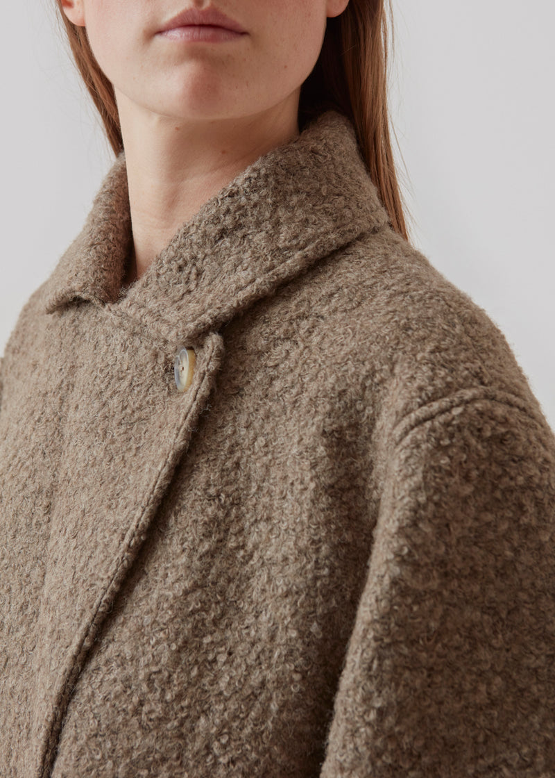 Coat in a soft wool material in brown with a relaxed fit and long, voluminous sleeves. SallieMD coat is calf-length, and has a collar and notch lapels with buttons down the front. Side pockets and single back vent. Lined.