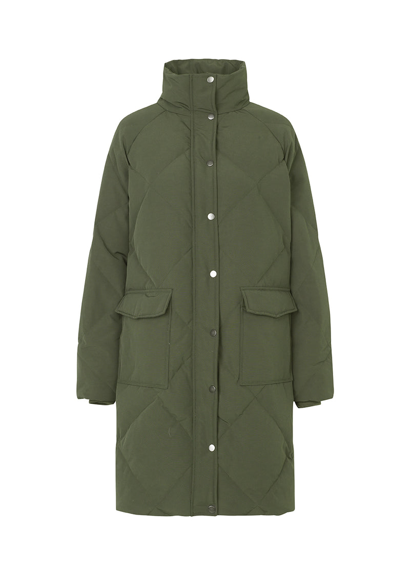 Quilted jacket with down filling i green. ScarlettMD jacket is knee length with a high stand-up collar and a zipper with wind flap with press-studs. The jacket has two patch pockets with press studs in front and an elasticated cuff. The model is 177 cm and wears a size S/36.