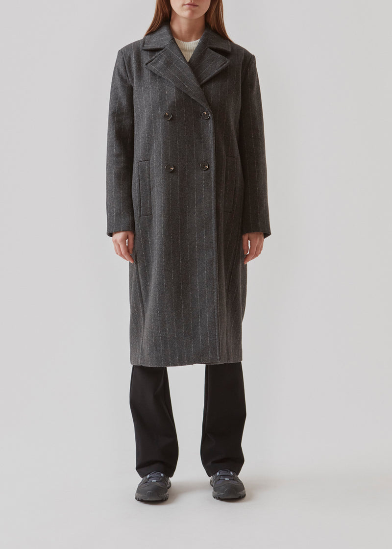 Double-breasted coat in wool blend with collar and wide notch lapels. StinnaM coat has a casual shape and a classic, menswear-inspired cut. Paspoil front pockets and single back vent.