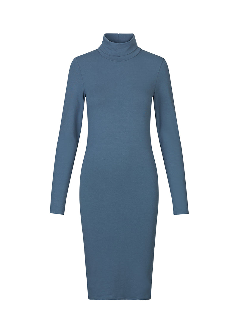 Nice dress with long sleeves and a high neck in the color: Dark Sea. Tanner dress is in a nice cotton/modal quality and has a slim fit. The model is 173 cm and wears a size S/36