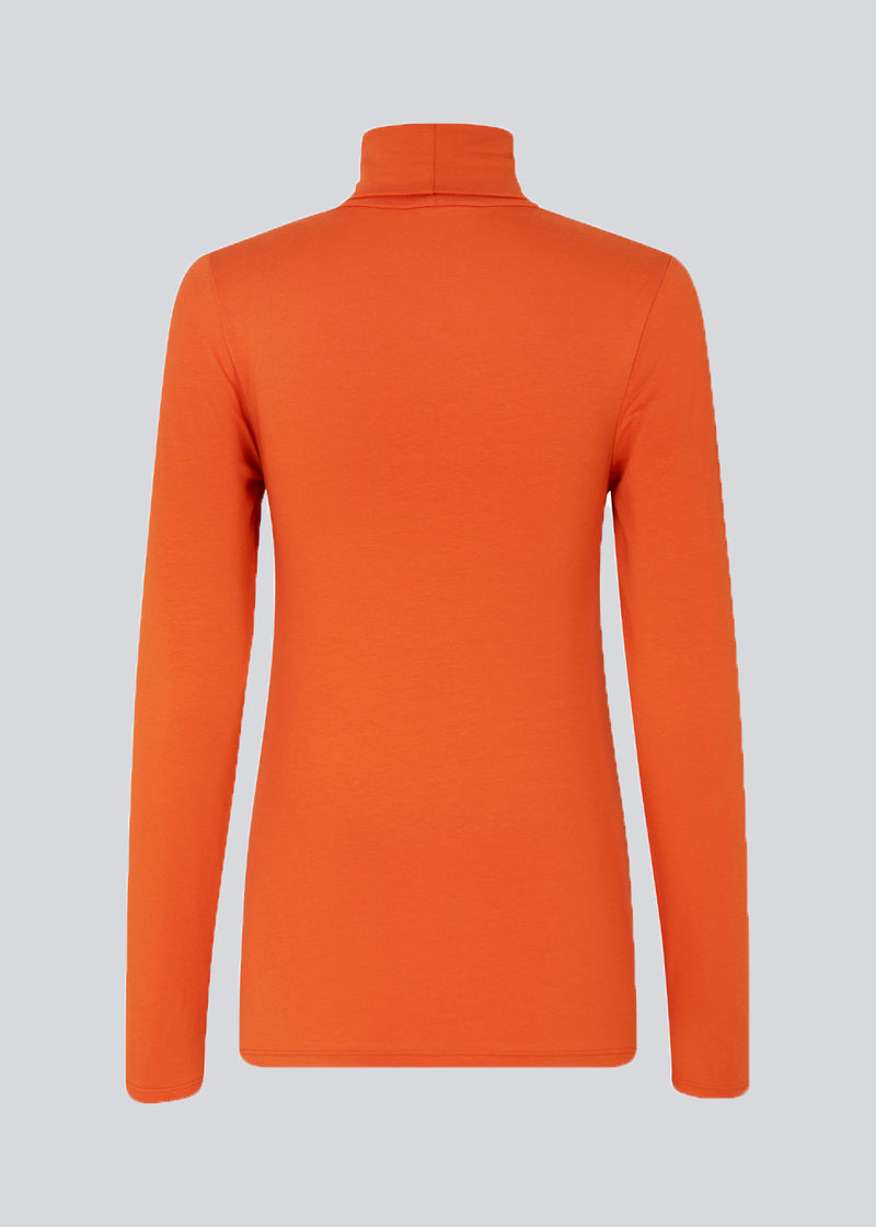 Nice high-necked knit in orange in a tight fit, which is perfect for any occasion. 
